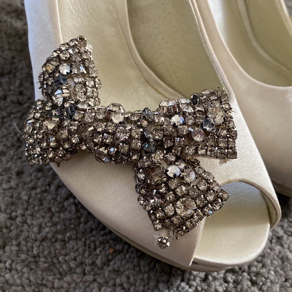 Menbur Ivory Satin Open Toed Platform Heel w/Rhinestone bow details - Picture 6 of 7